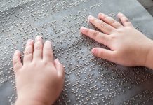 Italia Felix mani di un bambino su testo braille